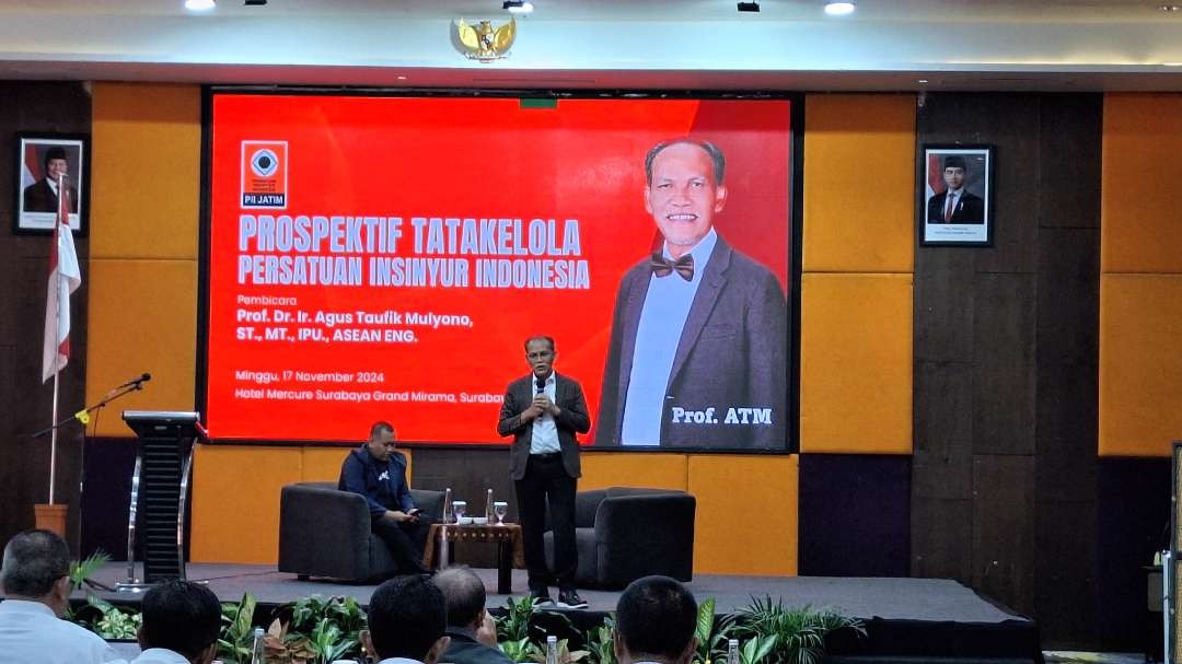 Calon Wakil Ketua Umum Persatuan Insinyur Indonesia (PII) 2024-2027, Prof. Dr. Ir. Agus Taufik Mulyono atau Prof. ATM saat memaparkan materi "Prospektif Tatakelola Persatuan Insinyur Indonesia", Minggu 17 November 2024. (Foto: Julianus Palermo/Ngopibareng.id)