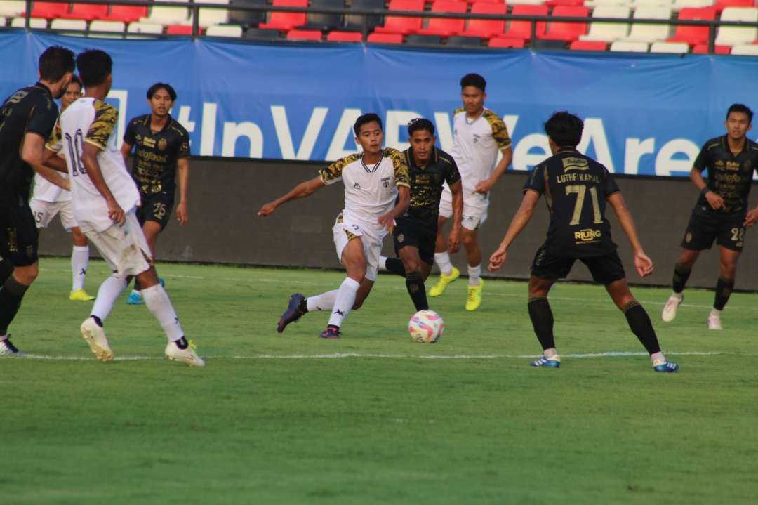 Pertandingan antara Persewangi  dan Bali United (Foto: istimewa)