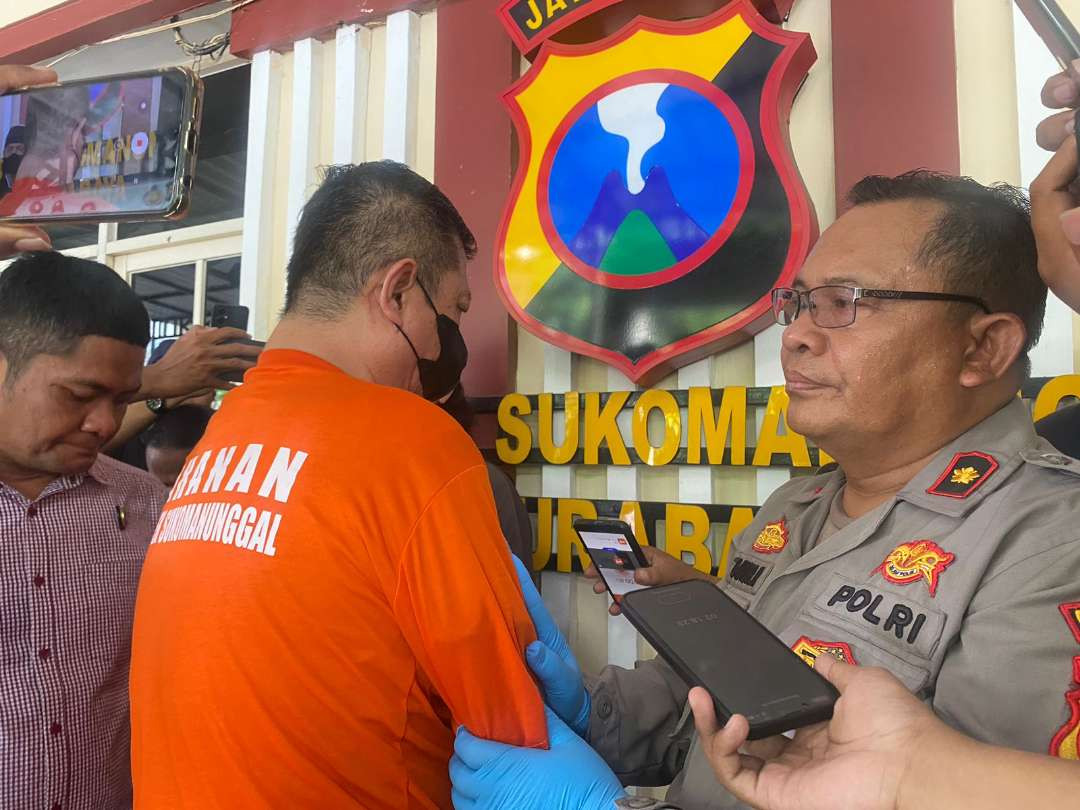 Pelaku pembacokan terhadap adik dan keponakan kandungnya, AAS saat digelandang di Mapolsek Sukomanunggal. (Foto: Istimewa)