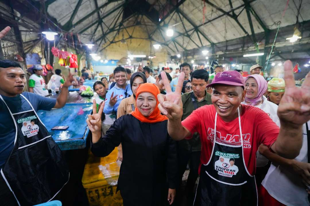 Calon Gubernur Jatim Khofifah Indar Parawansa kunjungi Pasar Ikan Pabean, Surabaya. (Foto: Istimewa)