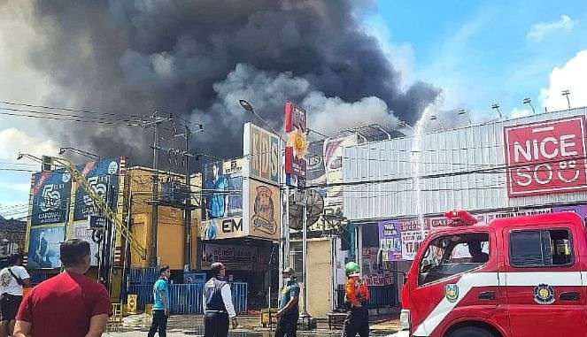 Pusat perbelanjaan konveksi dan swalayan terbesar di Situbondo, KDS terbakar Minggu 17 November 2024 siang.(Foto: BPBD Situbondo)