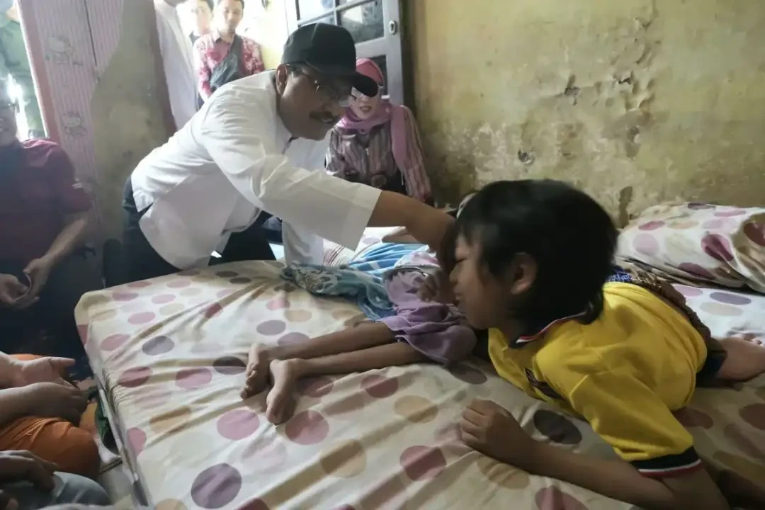 Mensos menemukan satu keluarga di Kota Surabaya Provinsi Jawa Timur yang memiliki empat anak penyandang disabilitas, namun tidak mendapatkan bantuan Program Keluarga Harapan (PKH). (Foto: Kemensos)