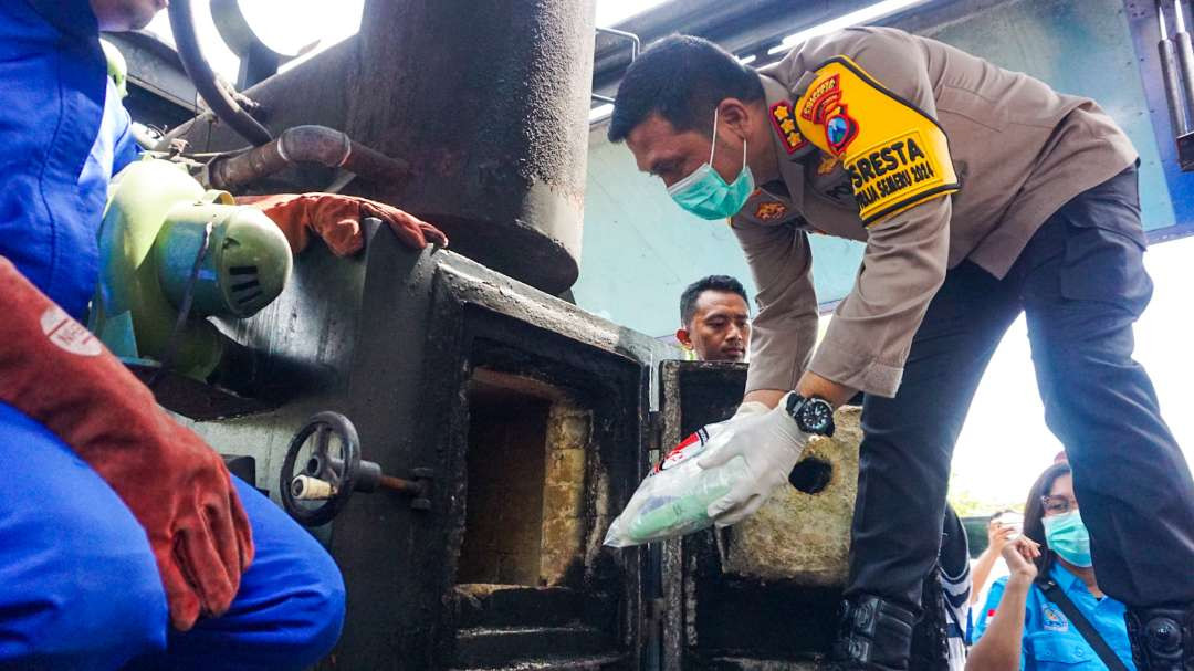 Kapolresta Sidoarjo Kombes Pol Christian Tobing saat memasukan sabunke dalam mesin incinerator (foto : Aini/Ngopibareng.id)