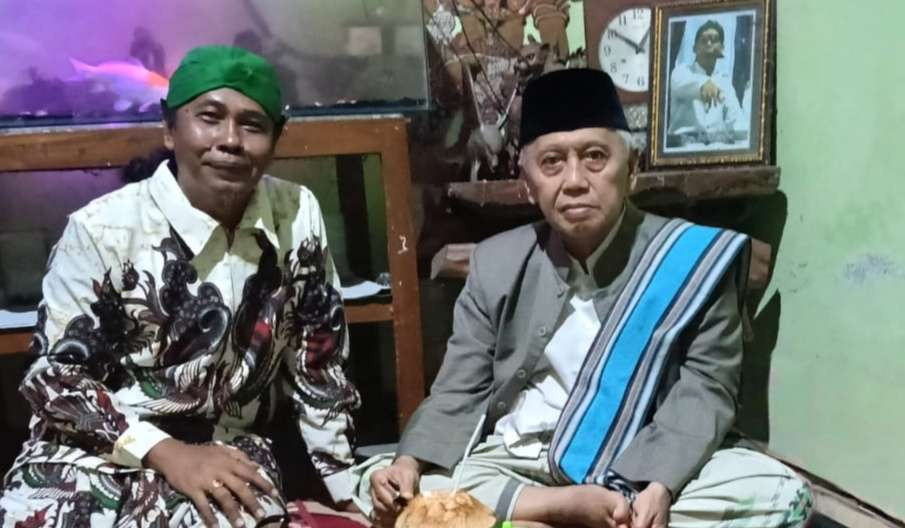 KH Chalwani Nawawi Berjan, Purworejo  Jawa Tengah bersama tamunya. (Foto: dok/ngopibareng.id)