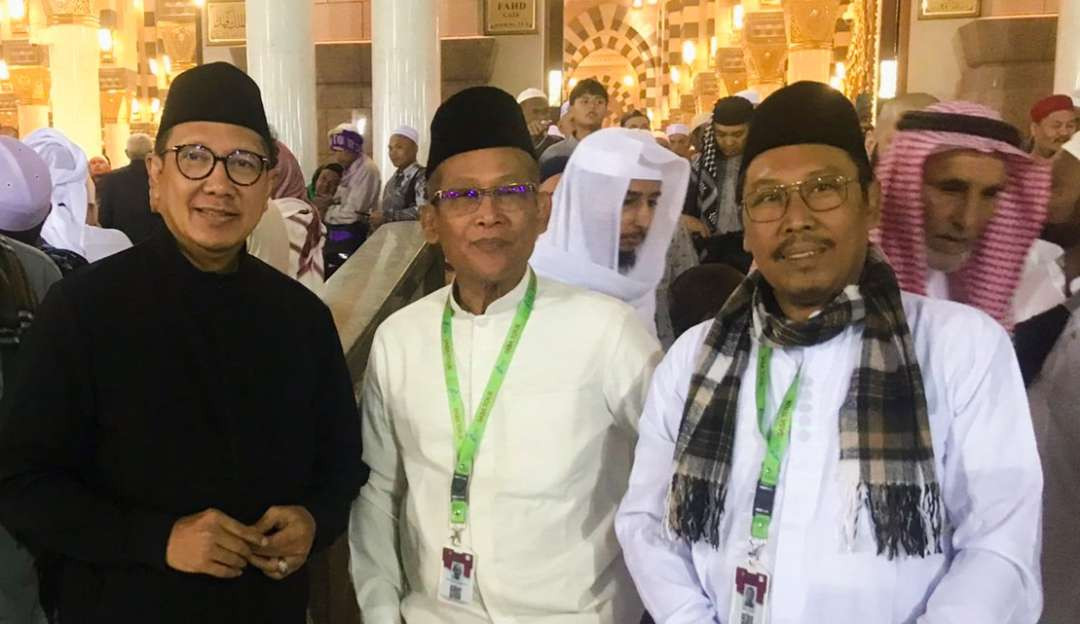 Prof Muh Mukri (tengah, Rektor UNU Blitar) bersama Prof Surachmat (Universitas Islam Malang) dan H Lukman Hakim Saifuddin (kiri, mantan Menteri Agama) saat menjalankan ibadah umrah. (Foto: dok/ngopibareng.id)