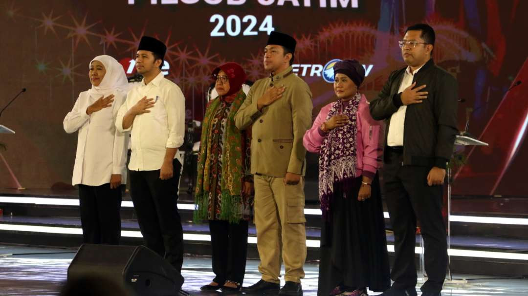 Tiga pasangan calon Gubernur dan Wakil Gubernur Jawa Timur di debat ketiga Pilgub Jatim 2024 di Grand City, Surabaya, Senin 18 November 2024. (Foto: Fariz Yarbo/Ngopibareng.id)