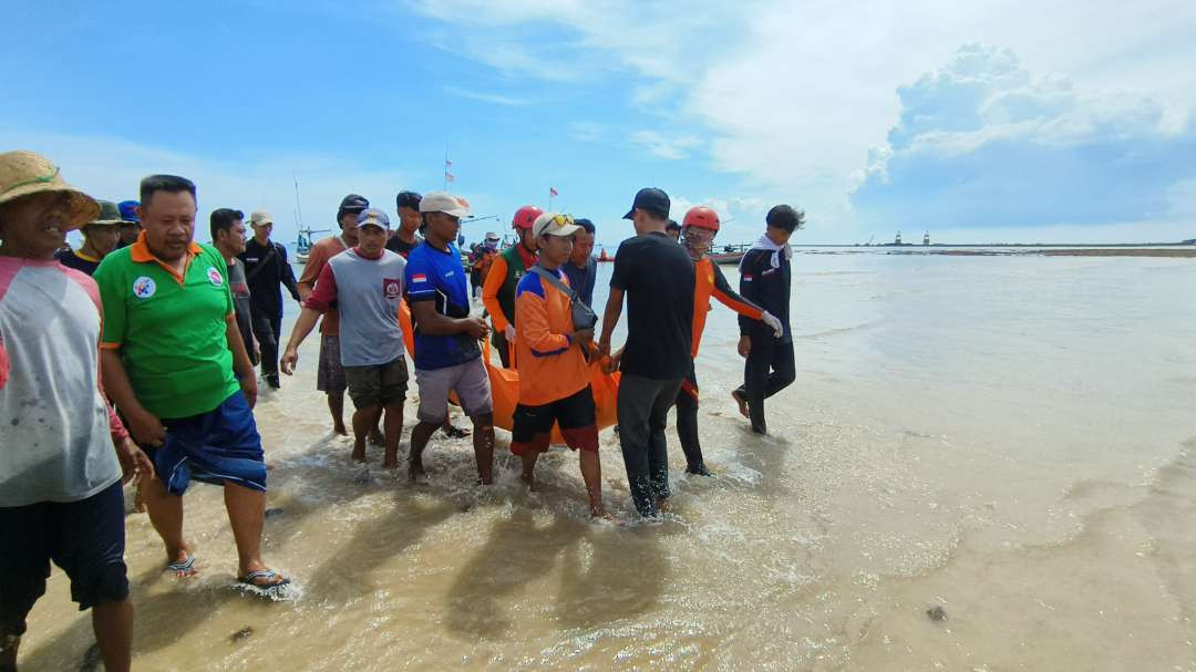 Petugas gabungan dibantu oleh nelayan setempat mengevakuasi salah satu nelayan yang ditemukan meninggal dunia (Foto: Dok BPBD Tuban)