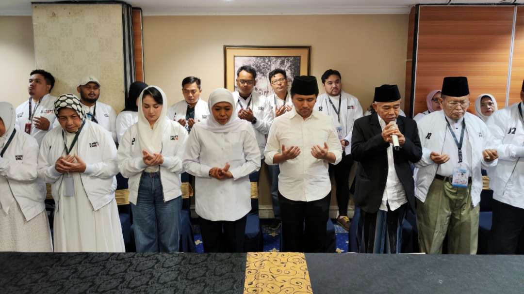 Pasangan Calon Gubernur dan Wakil Gubernur Jatim 2, Khofifah Indar Parawansa-Emil Dardak di Surabaya, Senin 18 November 2024. (Foto: Fariz Yarbo/Ngopibareng.id)