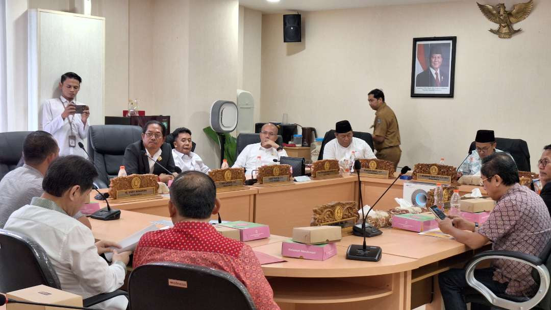 Suasana rapat dengar pendapat Komisi B DPRD Surabaya bersama para pemilik RHU, Hiperhu Kota Surabaya, dan Pemkot Surabaya. (Foto: Julianus Palermo/Ngopibareng.id)