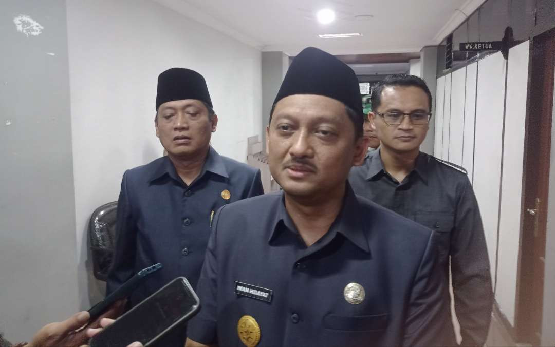 Pjs Bupati Jember Imam Hidayat (tengah), Ketua DPRD Jember Ahmad Halim (Kiri) dan Wakil Ketua DPRD Jember Widarto (kanan) (Foto: Rusdi/Ngopibareng.id)