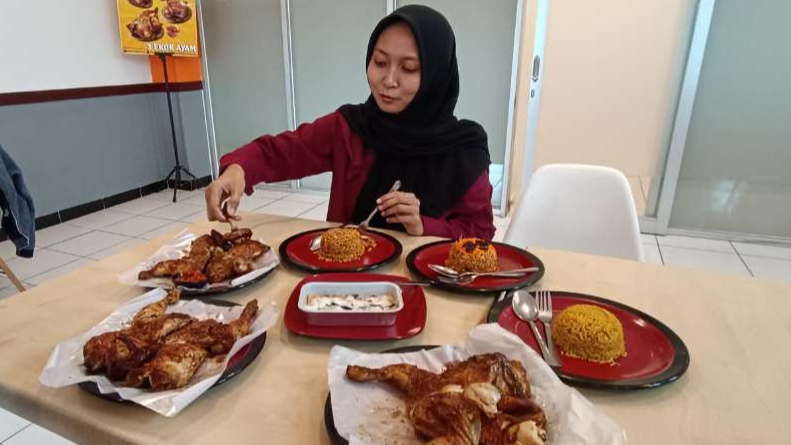 Sajian makanan khas Timur Tengah Emado's hadir dan siap memanjakan lidah para pecinta kuliner di Kediri. (Foto: Fendi Lesmana/Ngopibareng.id)