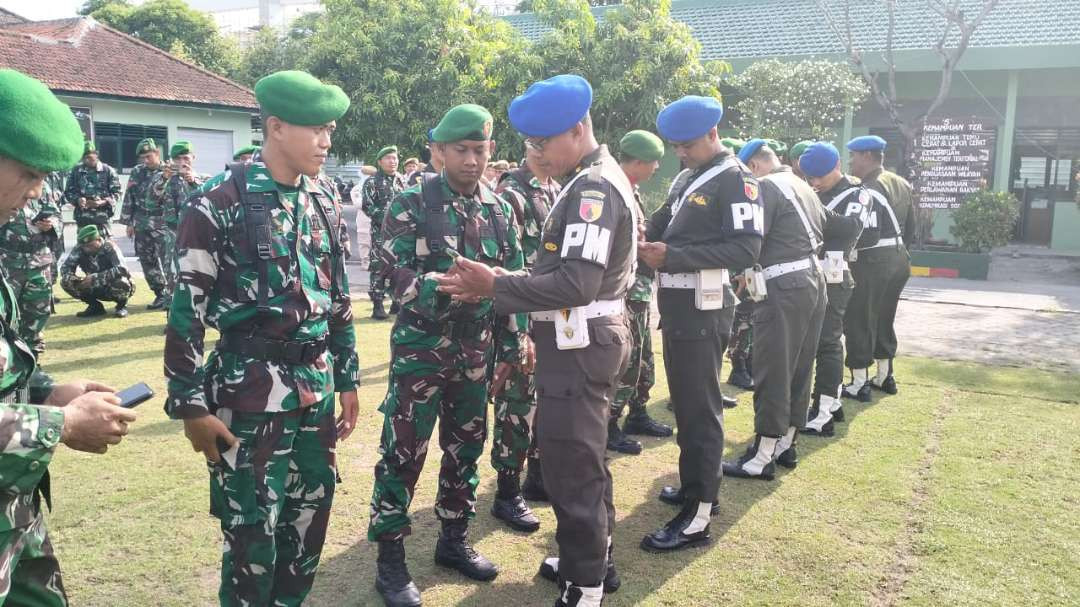 Pemeriksaan HP prajurit Kodim 0812 Lamongan untuk mengetahui keterlibatan judol. (Foto: Istimewa)