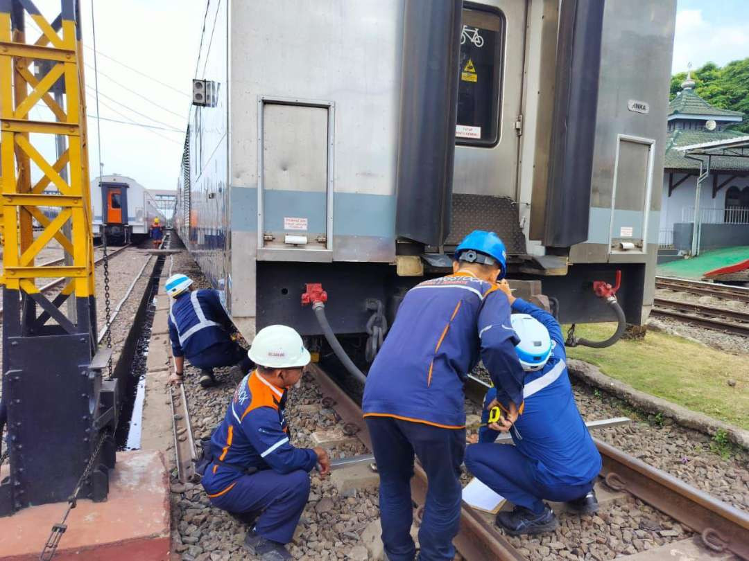 Petugas DJKA Kemenhub saat melakukan pemeriksaan terhadap armada milik KAI Daop 8 Surabaya jelang liburan panjang Natal dan Tahun Baru. (Foto: KAI Daop 8 Surabaya)