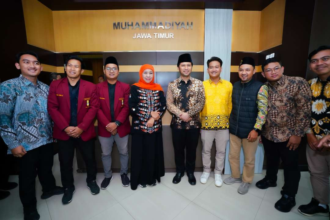 Calon Gubernur Jawa Timur, Khofifah Indar Parawansa bersama wakilnya, Emil Dardak saat berkunjung ke Kantor Muhammadiyah Jawa Timur. (Foto: Istimewa)