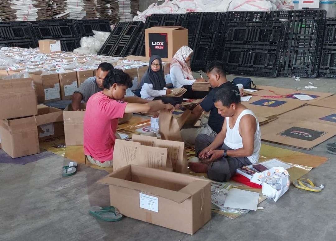 Petugas sedang melakukan setting dan packing logistik Pilkada 2024. (Foto: Ikhsan Mahmudi/Ngopibareng.id)