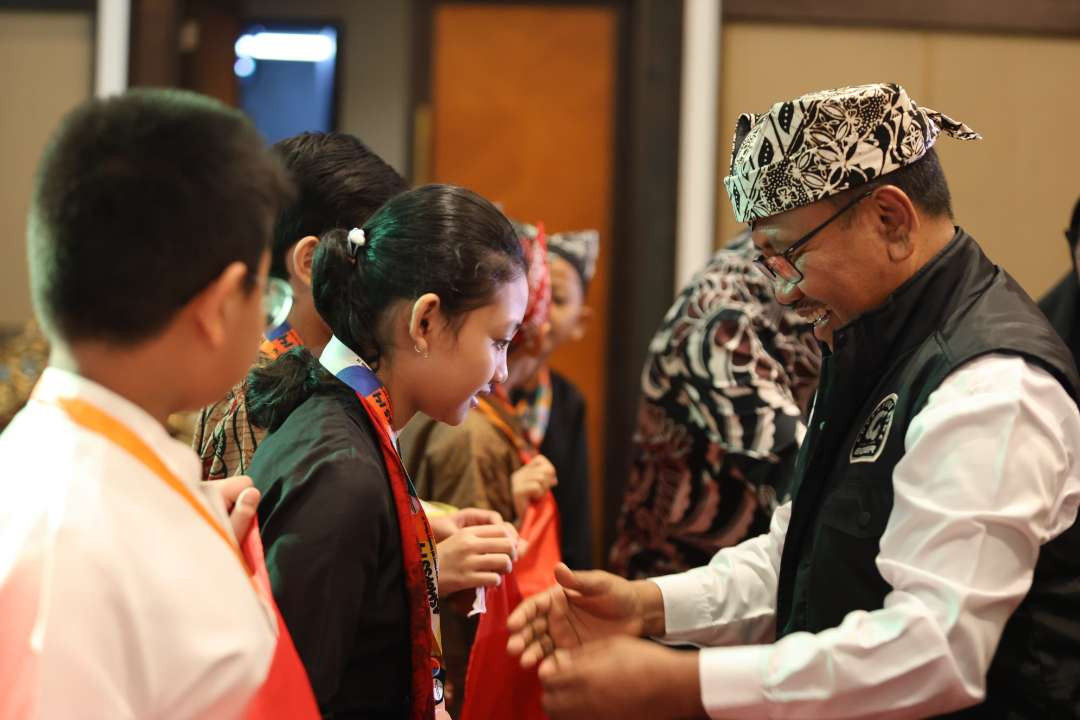 Plt. Bupati Banyuwangi memberikan selamat kepada para peraih medali (foto : Humas Pemkab Banyuwangi)