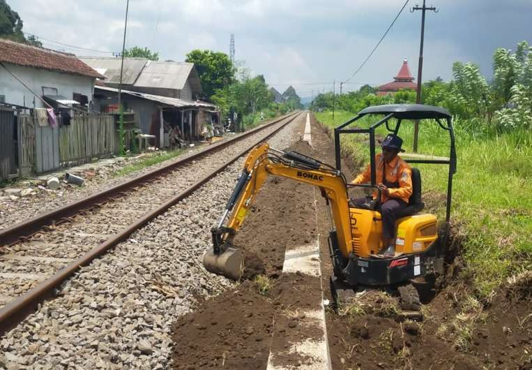 Perawatan rel kereta api menjadi salah satu langkah yang diambil untuk antisipasi bencana Hidrometeorologi. (Foto: Istimewa)