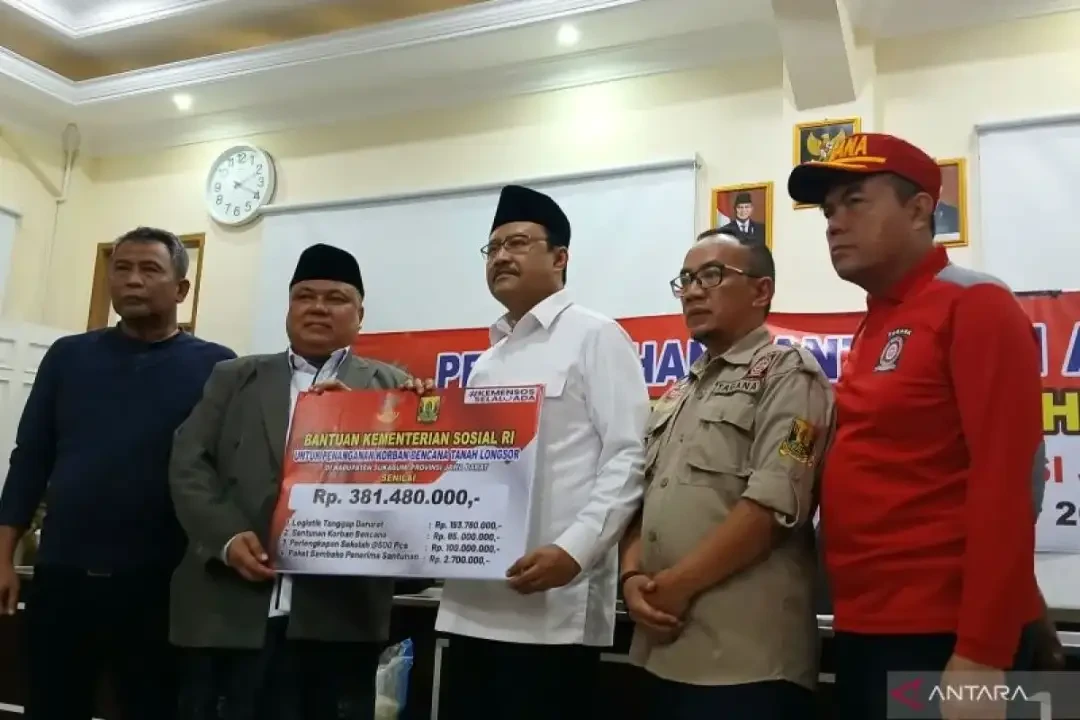 Mensos memberikan santunan kepada korban longsor di Ponpes Terpadu Darussyifa Al Fithroh Yaspida, Kecamatan Kadudampit, Kabupaten Sukabumi. (Foto: Dok Kemensos)