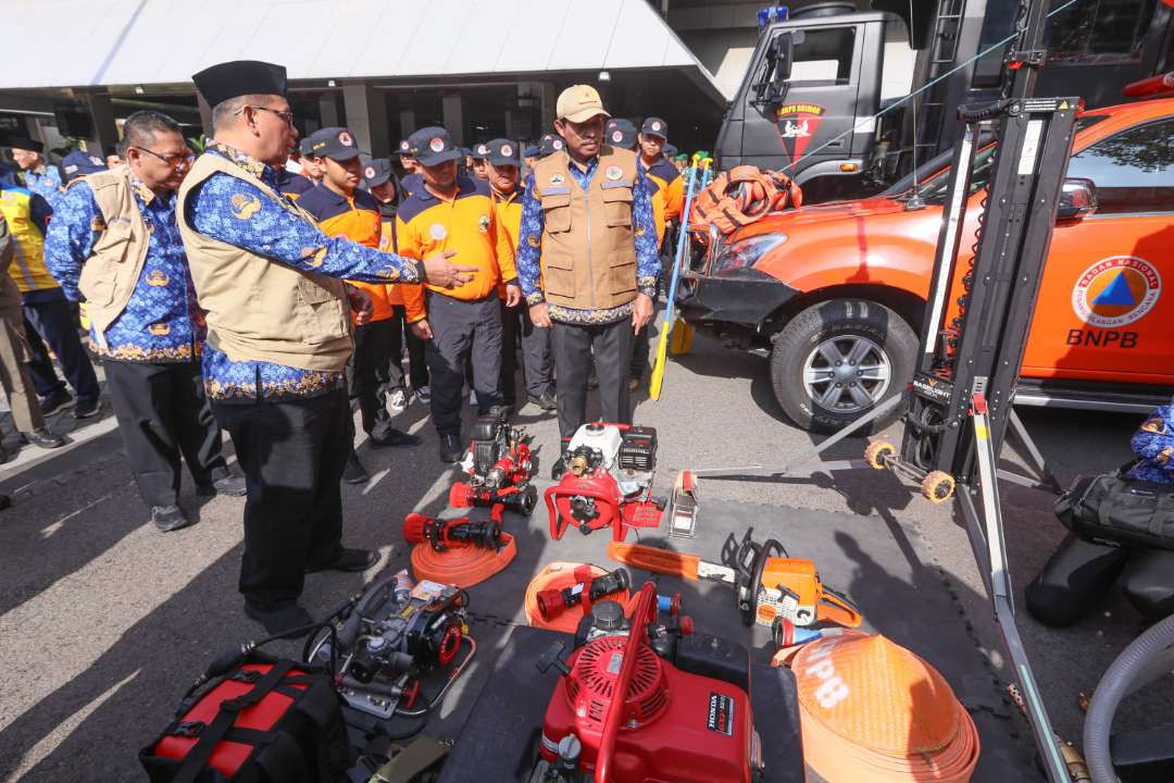 Pj Gubernur Jateng, Nana Sudjana saat Apel Kesiapsiagaan Bencana Menghadapi Ancaman Bencana Hidro-meteorologis Musim Hujan Tahun 2024-2025 di halaman Kantor Gubernur Jateng, pada Senin, 18 November 2024. (Foto: Istimewa)