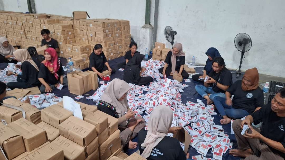 Proses sortir logistik Pilkada serentak 2024 berupa surat suara Pilwali Surabaya dan Pilgub Jatim 2024 di Gudang KPU Surabaya di kawasan Margomulyo. (Foto: Julianus Palermo/Ngopibareng.id)