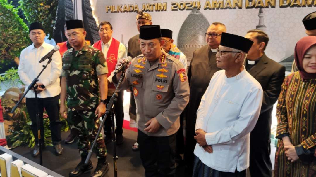 Kapolri Jenderal Listyo Sigit Prabowo usai menghadiri pengecekan kesiapan pengamanan Pilkada Serentak 2024 di Mapolda Jatim, Surabaya, Selasa 19 November 2024. (Foto: Fariz Yarbo/Ngopibareng.id)