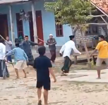 Pengeroyokan menyebabkan korban meninggal di di Desa Ketapang Laok, Kecamatan Ketapang, Kabupaten Sampang, Madura, pada Minggu 17 November 2024. (Foto: tangkapan layar X)