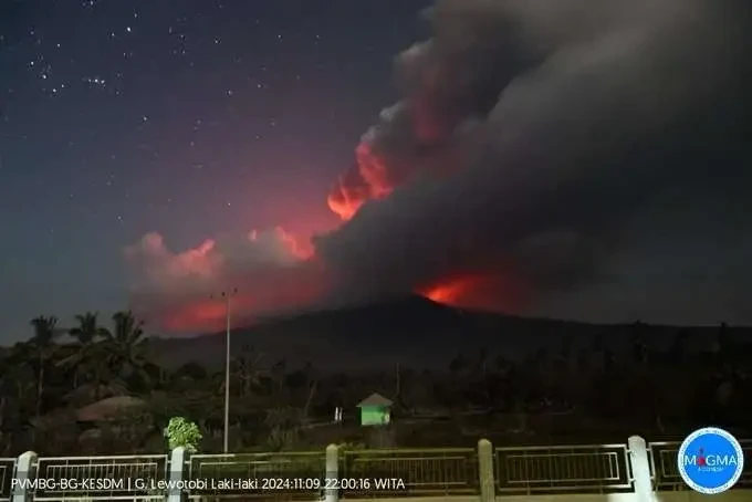 Terjadi erupsi Gunung Lewotobi Laki-laki, Sabtu 9 November 2024 pukul 22:00 Wita. (Foto: X PVMBG)