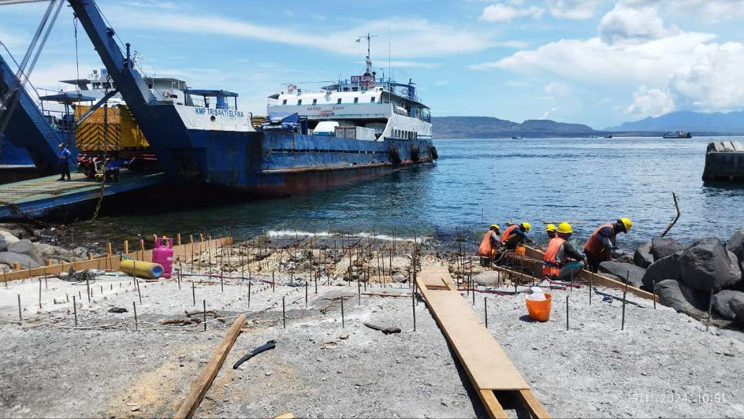 Sejumlah pekerja melakukan aktivitas perbaikan di dermaga LCM 3 Pelabuhan Ketapang (Foto :  Muh Hujaini/Ngopibareng.id)