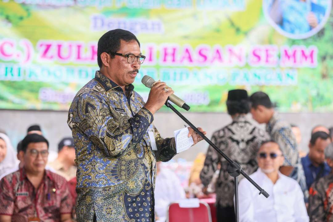 Penjabat Gubernur Jawa Tengah Nana Sujana mendampingi Menteri Koordinator (Menko) Bidang Pangan, Zulkifli Hasan saat bersilaturahmi dengan pemilik UD Pramono dan ribuan peternak sapi perah di Desa Singosari, Kecamatan Mojosongo, Kabupaten Boyolali, Selasa, 19 November 2024.(Foto: Istimewa)