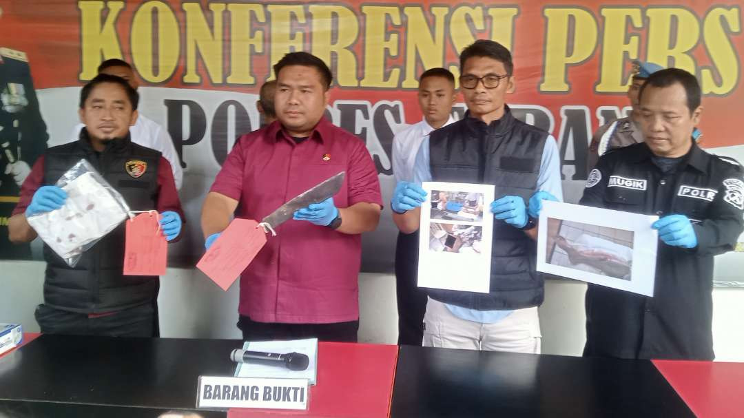 Kasatreskrim Polres Tuban (Baju Merah) bersama anggotanya menunjukkan barang bukti kasus pembacokan saat konferensi pers di Mapolres (Foto: dok. Khoirul Huda/Ngopibareng.id)