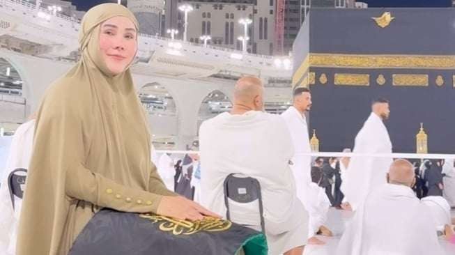 Isa Zega berpenampilan syar'i saat menjalankan ibadah umrah, April 2024. (Foto: Instagram)