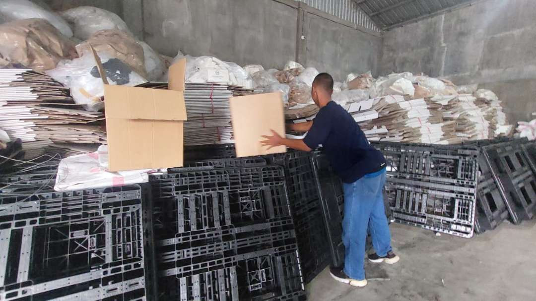 Bekas logistik Pemilu 2024 yang tersimpan di Gudang KPU Kota Probolinggo segera dilelang dan sebagian dimusnahkan. (Foto: Ikhsan Mahmudi/Ngopibareng.id)