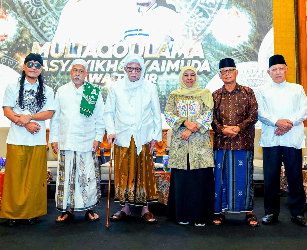 Khofifah Indar Parawansa, calon Gubernur Jawa Timur, dan Gus Miftah bersama para ulama di Multaqo Ulama, Hotel Shangrila Surabaya, Selasa 19 November 2024 siang. (Foto: Istimewa)