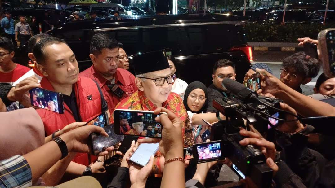 Sekjen PDI Perjuangan, Hasto Kristiyanto saat hadir dalam debat Pilgub Jatim 2024. (Foto: Tangkapan Layar)