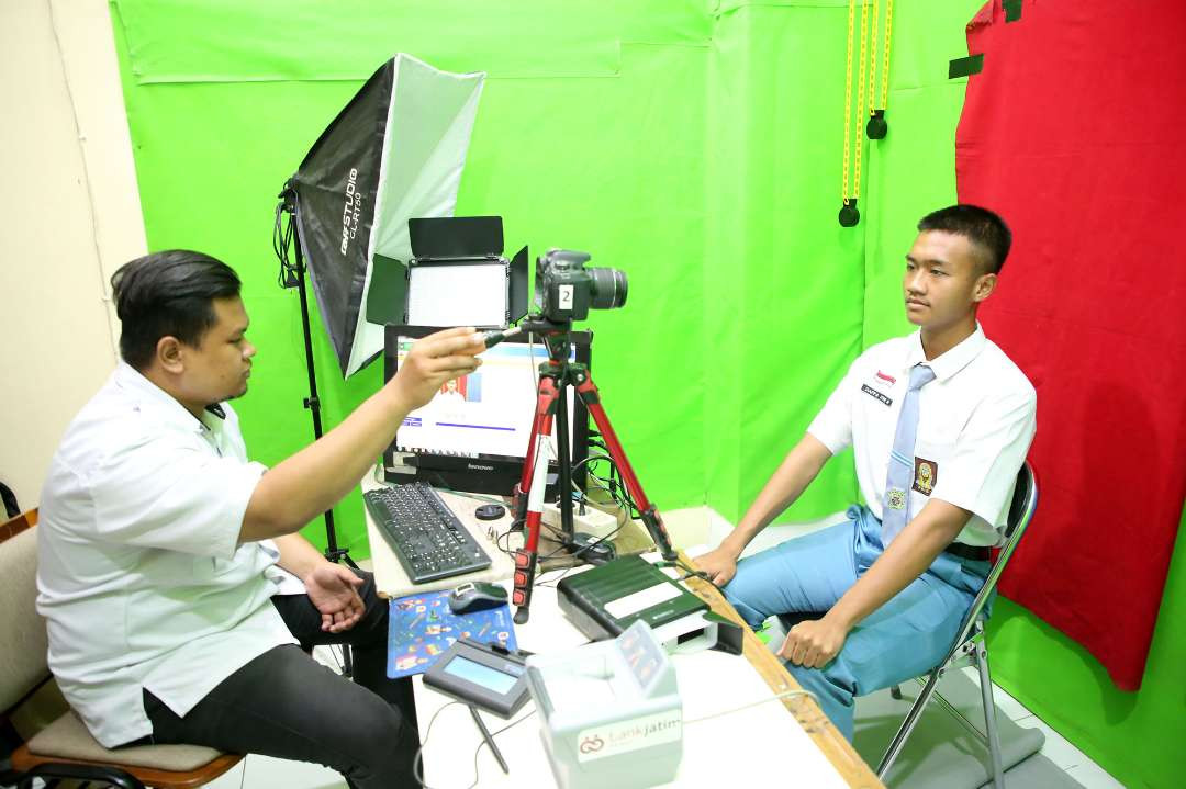 Proses perekaman KTP elektronik yang dilakukan Dispendukcapil Kota Surabaya di SMA Negeri 2 Surabaya. (Foto: Humas Pemkot Surabaya)