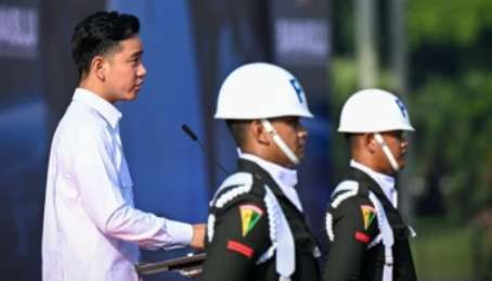 Wakil Presiden Gibran Rakabuming Raka memimpin apel Pengawasan Pilkada di silang Monas. (Foto: Setwapres)