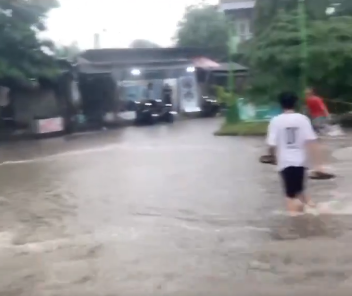 Salah satu titik banjir rob di Kabupaten Bekasi selama empat hari ini, terhitung dari Minggu 17 hingga Rabu 20 November 2024. (Foto: tangkapan layar X)