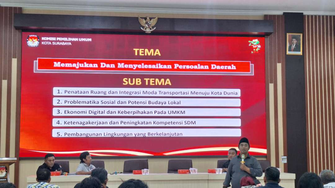 Koordinator Divisi Sosialisasi Pendidikan Pemilih, Partisipasi Masyarakat, dan SDM KPU Surabaya, Subairi saat menjelaskan alur pelaksanaan debat kedua Pilwali Surabaya 2024, Rabu 20 November 2024. (Foto: Julianus Palermo/Ngopibareng.id)