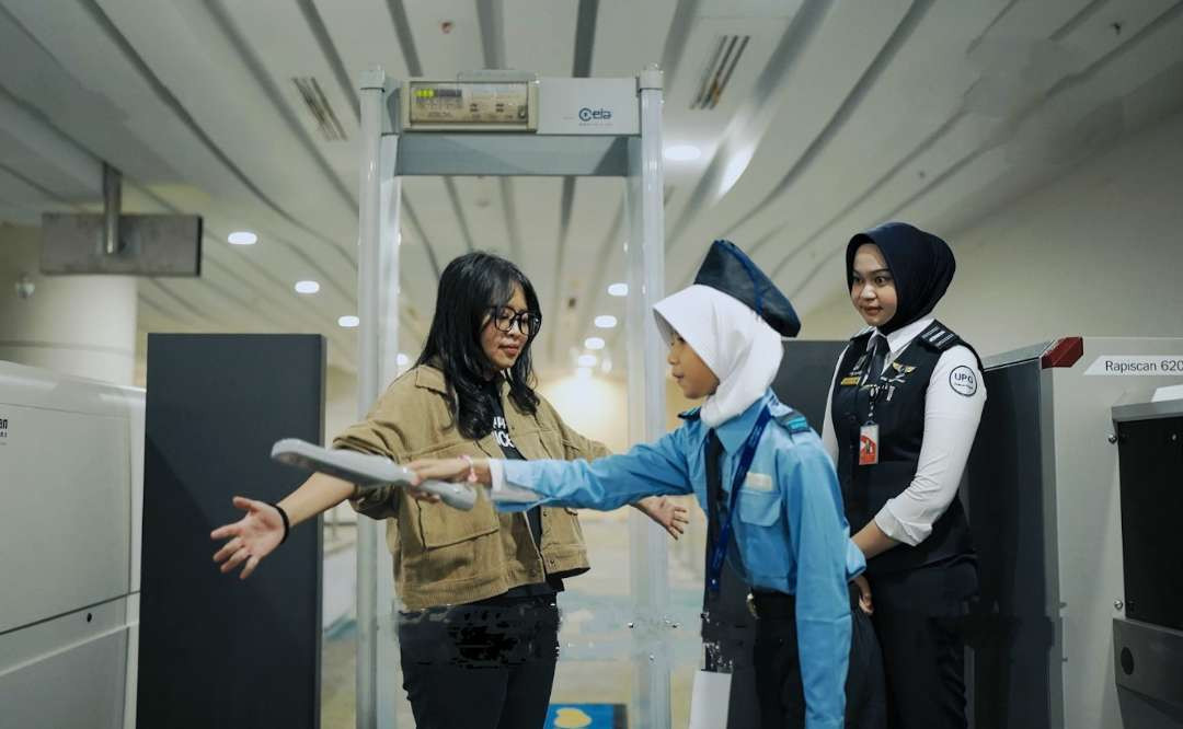 Siswa SD di Sidoarjo saat praktek menjadi petugas keamanan Bandara (Foto : Humas IAS)