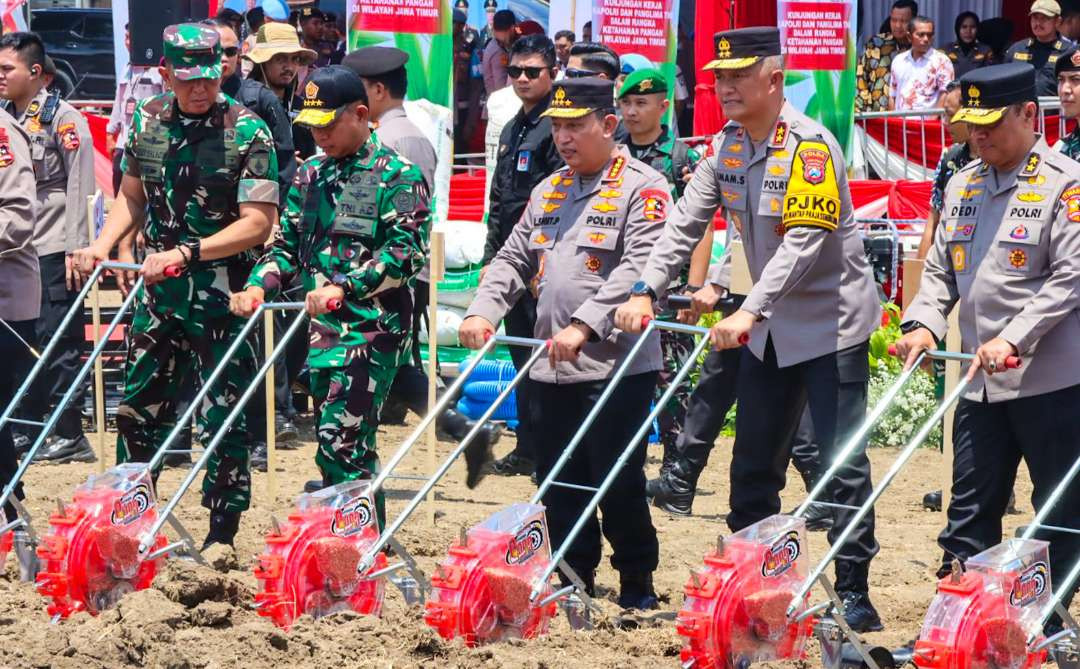 Kapolri bersama Panglima TNI dukung ketahanan pangan di Sidoarjo (Foto :Aini/Ngopibareng.id)