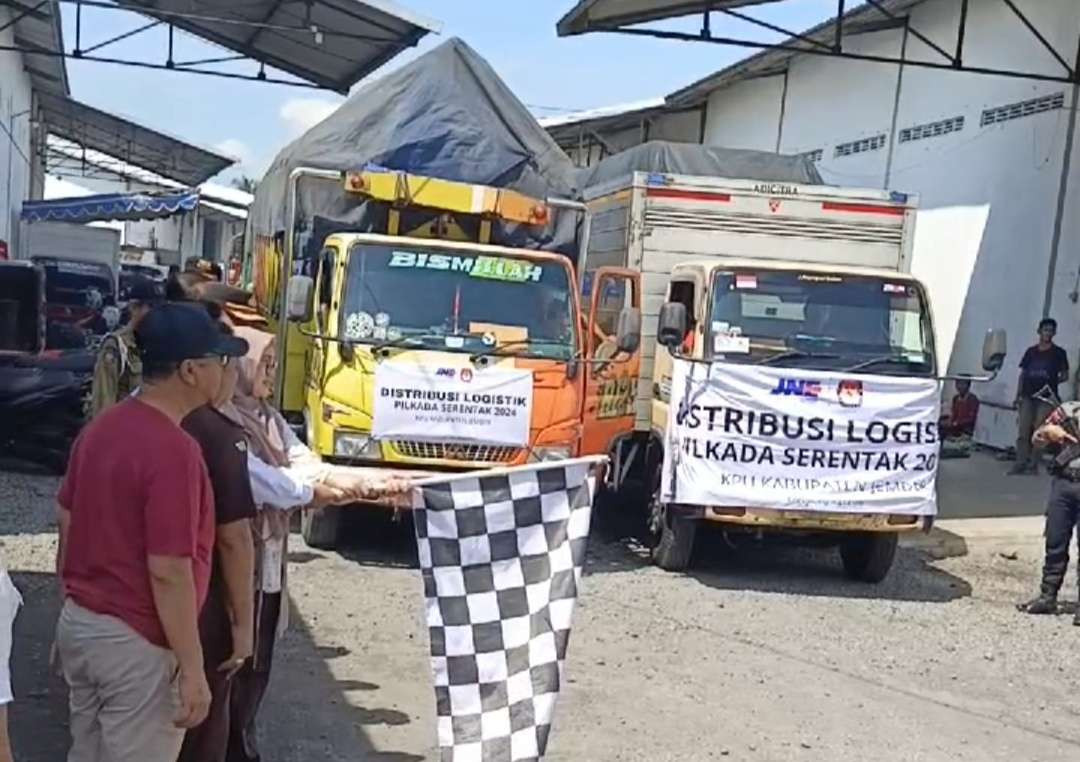 Pjs Bupati Jember Imam Hidayat saat melepas kendaraan pengangkut logistik pilkada dari gudang KPU ke PPK (Foto: Rusdi/Ngopibareng.id)