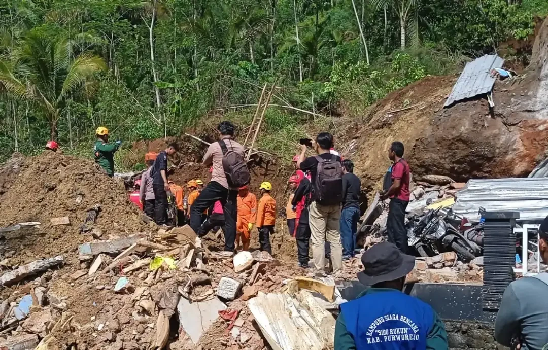 Tim gabungan melakukan pencarian korba hilang akibat bencana tanah longsor terjadi di Kabupaten Purworejo, Provinsi Jawa Tengah, Selasa (19/11), pukul 16.00 WIB. (Foto: BPBD Provinsi Jawa Tengah)