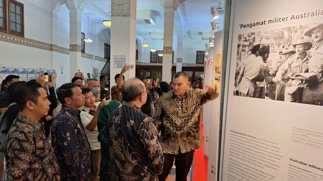 Konsul Jenderal Australia di Surabaya, Glen Askew saat menjelaskan mengenai sejarah hubungan diplomatik antara Indonesia dan Australia, di galeri “Two Nations: a Friendship is Born” yang diselenggarakan di Museum De Javasche Bank, Kota Lama Surabaya. (Foto: Julianus Palermo/Ngopibareng.id)