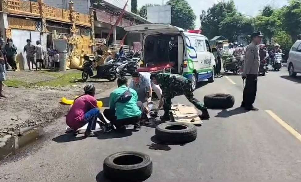 Proses evakuasi korban kecelakaan yang tewas terlindas truk di Jember (Foto: Rusdi/Ngopibareng.id)