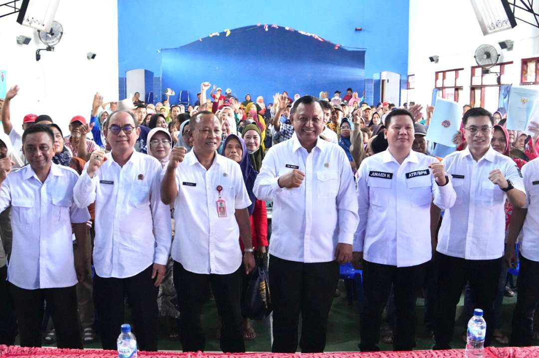 Pemkab Kediri bagikan PTSL milik warga di dua desa. (Foto: Istimewa)