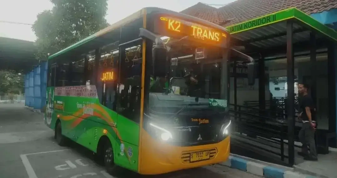 Bus Trans Jatim Koridor 2 menjemput penumpang di halte Terminal Kertajaya. (Foto: Deni Lukmantara/Ngopibareng.id)