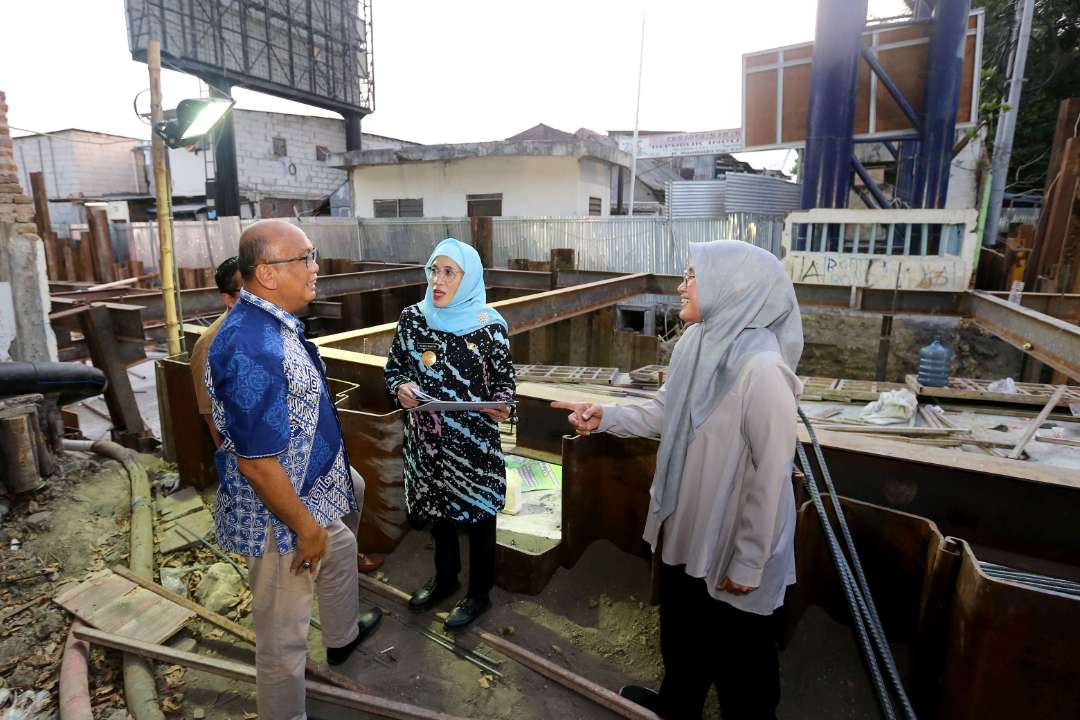 Pjs Walikota Surabaya Restu Novi Widiani dan Kepala Dishub Kota Surabaya Tundjung Iswandaru saat meninjau pengerjaan proyek terowongan bawah tanah yang menghubungkan TIJ-KBS. (Foto: Humas Pemkot Surabaya)