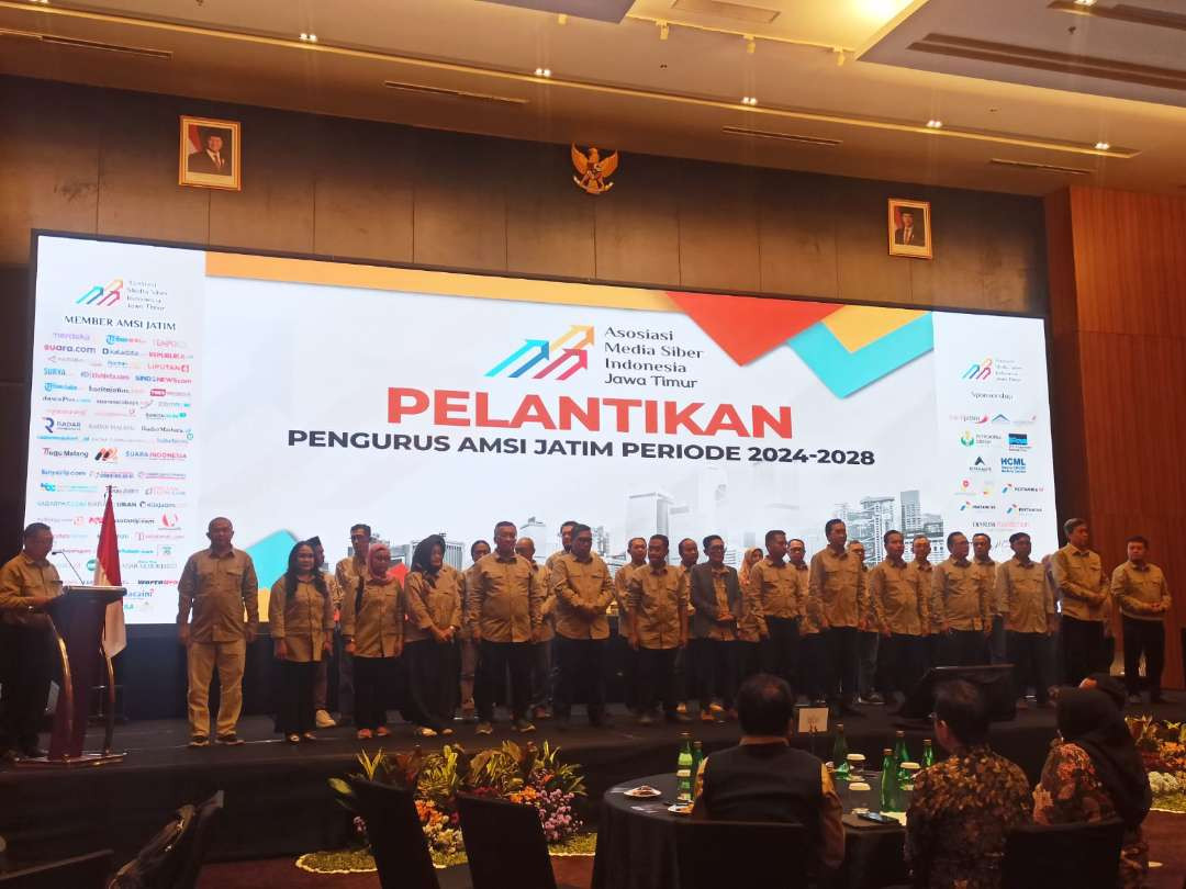 Pelantikan pengurus Asosiasi Media Siber Indonesia (AMSI) Jawa Timur periode 2024-2028, Rabu 20 November 2024. (Foto: Julianus Palermo/Ngopibareng.id)