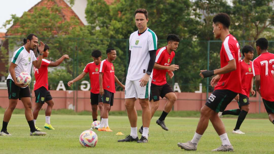 Pelatih Persebaya, Paul Munster memimpin latihan tim di Lapangan Thor, Surabaya. (Foto: Fariz Yarbo/Ngopibareng.id)