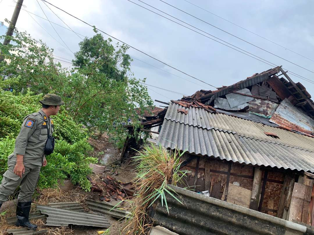 Sejumlah bangunan di Desa Puter Kecamatan Kembangbahu rusak akibat disapu puting beliung (Foto : Istimewa)